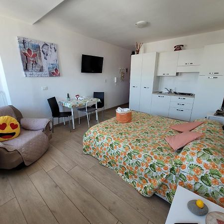Rosato 3 Sea View Apartment لينانو سابيادورو المظهر الخارجي الصورة